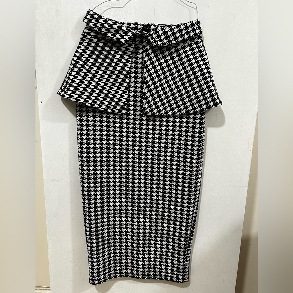 Elegant Black and White Houndstooth Skirt